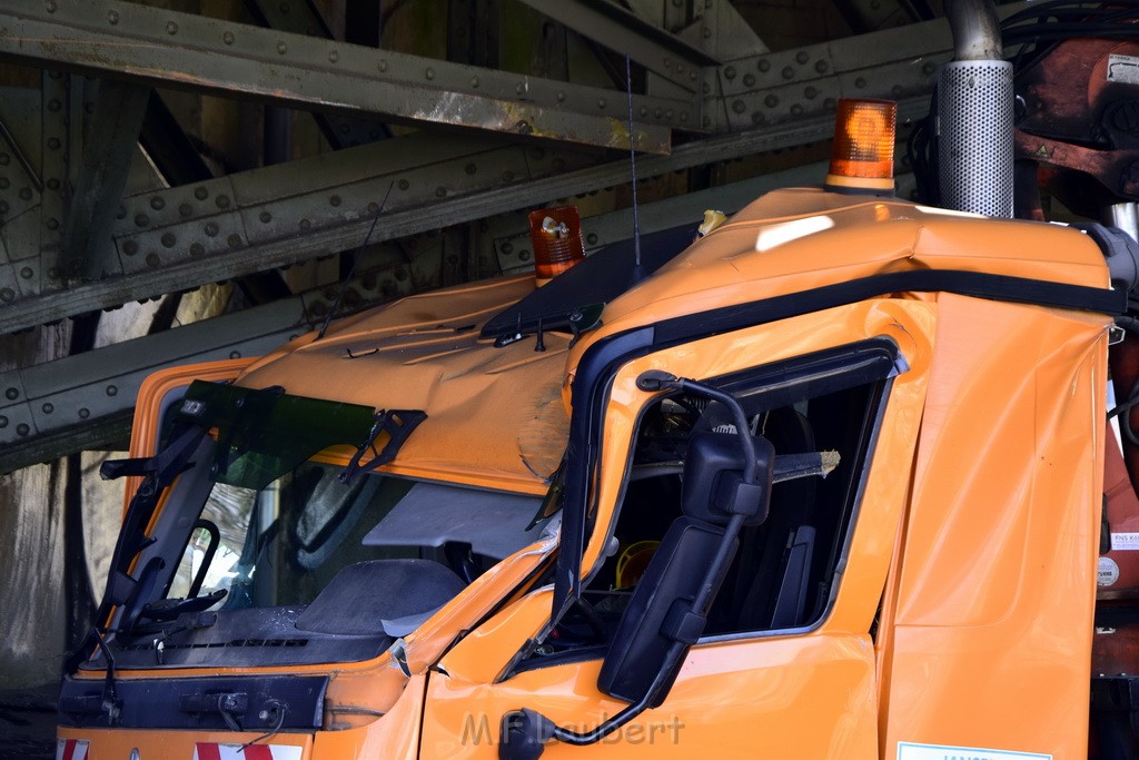 LKW blieb unter Bruecke haengen Koeln Deutz Deutz Muelheimerstr P153.JPG - Miklos Laubert